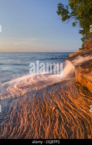 Elliot Falls fließt über Schichten aus Sandstein der Au Train Formation am Miners Beach. Pictured Rocks National Lakeshore, Michigan Stockfoto