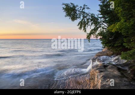 Elliot Falls fließt über Schichten aus Sandstein der Au Train Formation am Miners Beach. Pictured Rocks National Lakeshore, Michigan Stockfoto