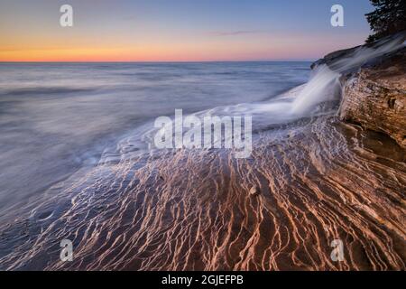 Elliot Falls fließt über Schichten aus Sandstein der Au Train Formation am Miners Beach. Pictured Rocks National Lakeshore, Michigan Stockfoto