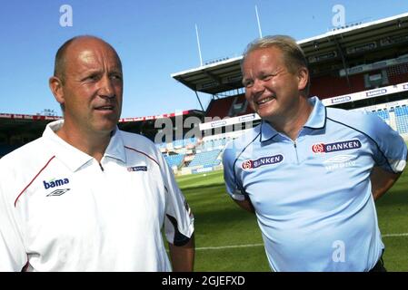 Norwegen-Trainer Nils Johan Semb (l) im Ullevaal Stadium, wo er seine Mannschaft für das Freundschaftsspiel gegen Schottland bekannt gab. Mit ihm ist Norwegens unter 21-Jahre-Trainer per Mathias Hogmo (r) Stockfoto