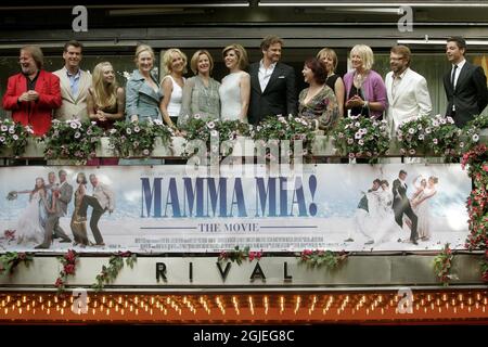 Die Darsteller und Abba-Mitglieder versammeln sich auf dem Theaterbalkon vor der Premiere der Filmversion des Musicals 'Mamma Mia' in Stockholm. L-R.: Benny Andersson, Pierce Brosnan, Amanda Seyfried, Meryl Streep, Agnetha Faltskog, Annifrid Lyngstad-Reuss, Christine Baranski, Colin Firth, Mona Norklit, Phyllida Lloyd, Judy Craymer, Bjorn Ulvaeus und Dominic Cooper. Stockfoto