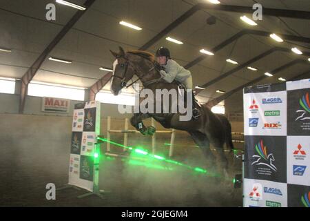 Helena Persson aus Schweden testet die Laserstrahl-Hindernisse in der Djursholm Arena. Die Laserhindernisse werden im Laufe des Jahres zum ersten Mal auf der Stockholm International Horse Show eingesetzt. Stockfoto