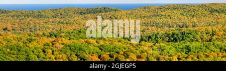 USA, Michigan, Upper Peninsula. Panoramablick auf Porcupine Mountains Wilderness State Park im Herbst. Stockfoto