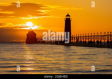 Grand Haven Lighthouse bei Sonnenuntergang am Lake Michigan, Grand Haven, Michigan. Stockfoto