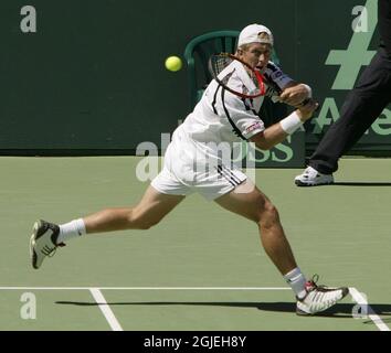 Der Schwede Jonas Bjorkman gibt im Doppelspiel gegen die Australier Todd Woodbridge und Wayne Arthurs eine Rückhand zurück Stockfoto