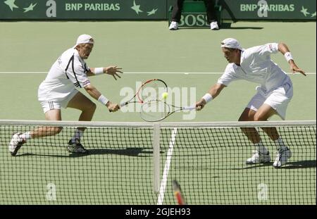 Die Schweden Jonas Bjorkman (l) und Joachim Johansson (r) erreichen den gleichen Ball während des Spiels gegen die Australier Todd Woodbridge und Wayne Arthurs Stockfoto