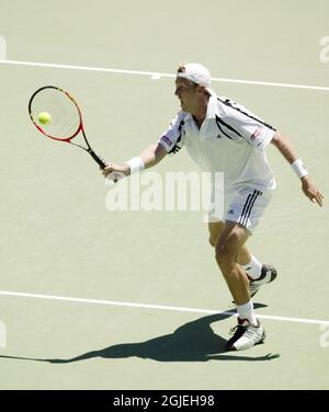 Der Schwede Jonas Bjorkman gibt im Doppelspiel gegen die Australier Todd Woodbridge und Wayne Arthurs eine Vorhand zurück Stockfoto