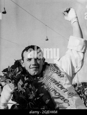 Der schwedische Schwergewicht-Boxweltmeister Ingemar Johansson hob den Arm, nachdem er Henry Cooper bei ihrem Europameisterschaftsspiel in der Johanneshov Arena in Stockholm 1957 besiegt hatte. Stockfoto