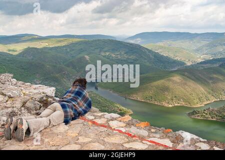 Frau, Frau, Tourist mit Blick über den Parque Nacional de Monfrague und den Fluss Tajo von El Castillo de Monfrague. Extremadura, Spanien. Stockfoto