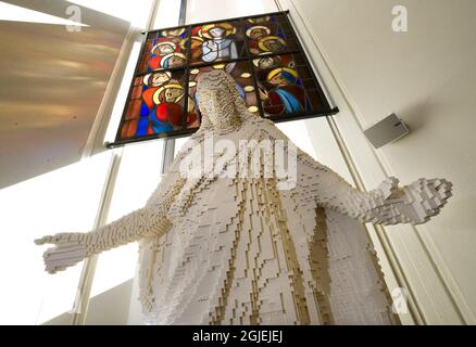 In einer Kirche in Vasteras steht eine Statue von Jesus Christus, die vollständig aus Lego-Bausteinen gefertigt ist. Die 1.8 Meter hohe Statue, eine Kopie von Thorvaldsens „auferstandener Christus“, hat 1.5 Jahre gedauert, um aus 30.000 winzigen Plastikstücken zu bauen. Stockfoto