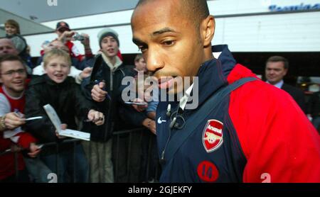 Thierry Henry von Arsenal ist die meistgesuchte Unterschrift, wenn das Team am Flughafen Varnes in Trondheim ankommt. Stockfoto