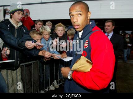 Thierry Henry von Arsenal ist die meistgesuchte Unterschrift, wenn das Team am Flughafen Varnes in Trondheim ankommt. Stockfoto