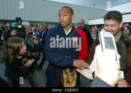 Thierry Henry von Arsenal ist die meistgesuchte Unterschrift, wenn das Team am Flughafen Varnes in Trondheim ankommt Stockfoto