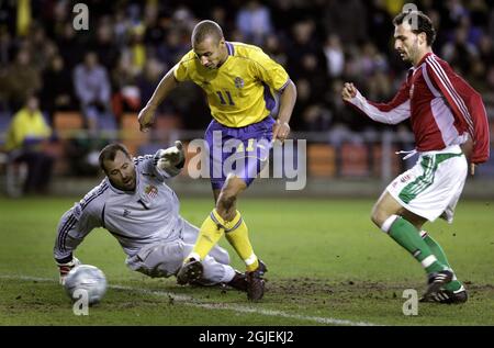 Der Schwede Henrik Larsson (c) rundet den ungarischen Torhüter Gabor Kiraly (l) um den zweiten Treffer seiner Seite Stockfoto