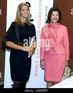 Königin Silvia und Prinzessin Madeleine kommen bei einem Treffen mit der World Childhood Foundation in Stockholm, Schweden, an Stockfoto