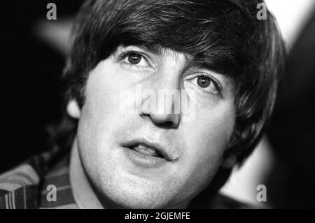 John Lennon während einer Pressekonferenz mit den Beatles im Foresta Hotel in Stockholm, Schweden, Juli 28 1964. Die Beatles übernachteten im Foresta Hotel während ihrer zwei Konzerte am 28. Und 29. Juli. Stockfoto