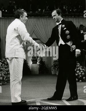 Gabriel Garcia Marquez erhielt seinen Nobelpreis für Literatur von König Carl Gustaf von Schweden während einer Zeremonie in der Konzerthalle von Stockholm, Schweden Stockfoto