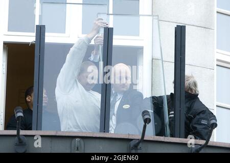 Sicherheitsbeamte installieren kugelsicheres Glas auf der Terrasse des Grand Hotels, wo Friedensnobelpreisträger Barack Obama in Oslo, Norwegen, übernachten wird. Stockfoto