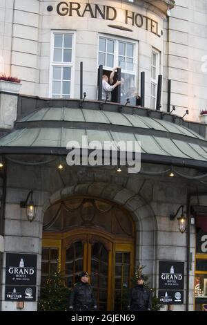 Sicherheitsbeamte installieren kugelsicheres Glas auf der Terrasse des Grand Hotels, wo Friedensnobelpreisträger Barack Obama in Oslo, Norwegen, übernachten wird. Stockfoto