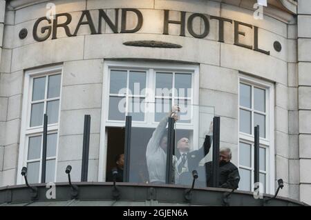 Sicherheitsbeamte installieren kugelsicheres Glas auf der Terrasse des Grand Hotels, wo Friedensnobelpreisträger Barack Obama in Oslo, Norwegen, übernachten wird. Stockfoto