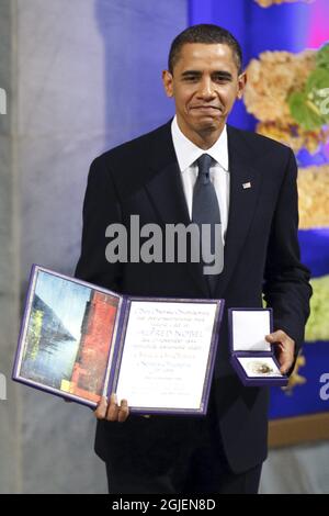 Der Friedensnobelpreisträger von 2009, US-Präsident Barack Obama, mit seiner Nobelmedaille und seinem Diplom während der Nobelpreisverleihung im Rathaus von Oslo, Norwegen, am 10. Dezember 2009 Stockfoto