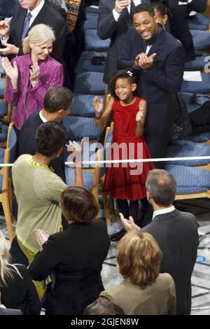 Will Smith und seine Tochter Willow Cammile Reign applaudieren dem US-Präsidenten und Friedensnobelpreisträger von 2009, Barack Obama, und seiner Frau Michelle Obama, als sie die Nobelpreisverleihung am 10. Dezember 2009 im Rathaus von Oslo, Norwegen, verlassen. Stockfoto