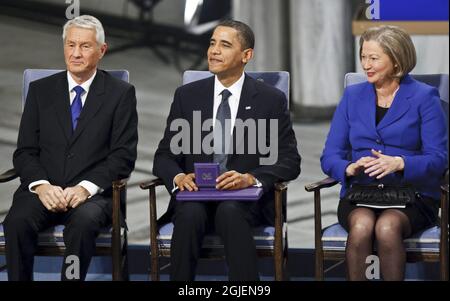Der Friedensnobelpreisträger von 2009, US-Präsident Barack Obama, sitzt mit seiner Nobelmedaille und seinem Diplom zwischen dem Vorsitzenden des Nobel-Komitees, Thorbjorn Jagland, und Kaci Kullmann, fünf Mitglieder des norwegischen Nobelkomitees, während der Nobelpreisverleihung im Rathaus von Oslo, Norwegen, am 10. Dezember 2009. Stockfoto