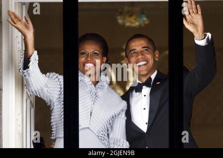 US-Präsident Barack Obama und seine Frau Michelle Obama winken vom Balkon des Grand Hotel in Oslo, Norwegen, wo Obama am 10. Dezember 2009 den Friedensnobelpreis erhielt. Stockfoto