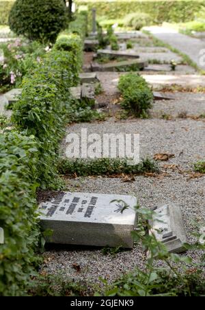 Vierzig Grabsteine wurden umgeschlagen und in einigen Fällen auf dem St. Paul's Friedhof in Malmö zerquetscht. Die umgestropften Grabsteine befanden sich im jüdischen Teil des Friedhofs. Stockfoto