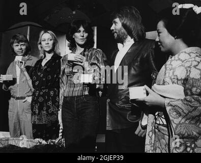 ABBA in Japan, von links Bjorn Ulvaeus, Agnetha Faltskog, Anni-frid Lyngstad und Benny Andersson treffen sich mit der Presse. Stockfoto