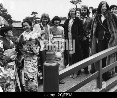 ABBA in Japan, von links Bjorn Ulvaeus, Agnetha Faltskog, Benny Andersson und Anni-frid Lyngstad treffen sich mit der Presse. Stockfoto