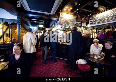 The Tudor Arms in der Grevgatan Street in Stockholm, Schweden. Der 40 Jahre alte Pub wurde von The Daily Telegraph und British Airways zum besten britischen Pub außerhalb Großbritanniens gewählt. Stockfoto