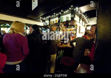 The Tudor Arms in der Grevgatan Street in Stockholm, Schweden. Der 40 Jahre alte Pub wurde von The Daily Telegraph und British Airways zum besten britischen Pub außerhalb Großbritanniens gewählt. Stockfoto