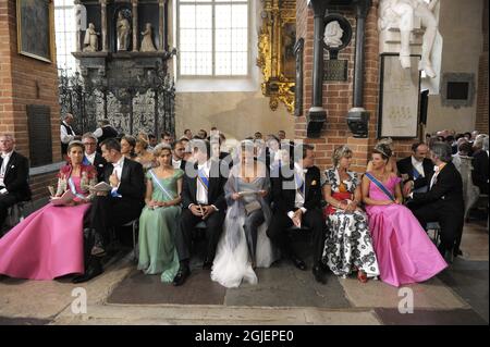 Königliche Gäste (L-R) Prinzessin Elena von, Inaki Urdangarin, Prinzessin Cristina von Spanien, Prinz Friso und Prinzessin Mabel von Spanien, Prinz Constantijn und Prinzessin Laurentien von den Niederlanden, Prinzessin Martha Louise und Ari Behn von Norwegen, Besuchen Sie die Hochzeit zwischen Schwedens Kronprinzessin Victoria und Herrn Daniel Westling in Stockholms Storkyrkan-Kathedrale im Zentrum von Stockholm, Schweden Stockfoto