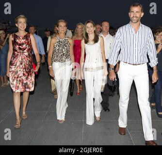 Der spanische Prinz, Prinz und seine Frau Prinzessin Letizia (2. R), die Infantin Elena (2. L) und die Infantin Cristina (L) kommen zur Vorhochzeit-Party in Spetses, Griechenland. Stockfoto