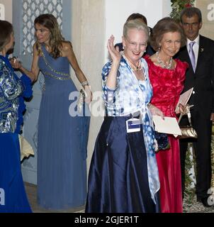 Kronprinzessin Letizia, Königin Margrethe und Königin Sofia verlassen die Kirche des Hl. Nikolaus nach der Hochzeit von Prinz Nikolaos von Griechenland und Tatiana Blatnink in Spetses, Griechenland. Stockfoto