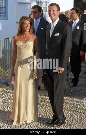 Prinzessin Marie und Prinz Joachim kommen zur Hochzeit von Prinz Nikolaos und Tatiana Blatnik in der Kirche St. Nikolaus in Spetses, Griechenland. Stockfoto