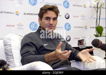 Roger Federer wird bei einem Pressegespräch in Stockholm, Schweden, gesehen. Federer ist in Schweden, um das Stockholm Open Turnier ab dieser Woche zu spielen. Stockfoto