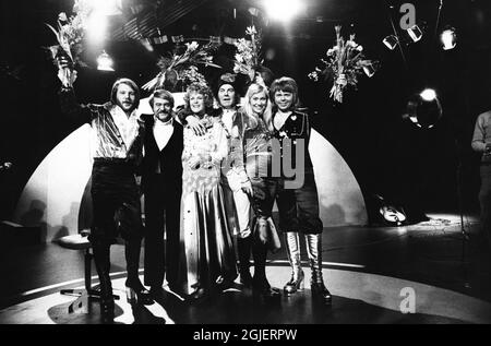 ABBA konkurrieren mit dem Song Waterloo, dem schwedischen Beitrag für den Eurovision Song Contest 1974. Von links Benny Andersson, Sänger, Schriftsteller und Pianist, Stikkan Andersson, Manager, Anni-Frid Lyngstad, Sängerin, Sven-Olof Walldorf, Dirigentin, Agnetha Faltskog, Sänger und Bjorn Ulvaeus, Sänger, Schriftsteller und Gitarrist. Stockfoto