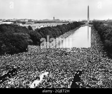 Bürgerrechtsmarsch auf Washington, D.C. im August 1963. Blick auf die Zuschauer entlang der Mall, zeigt den reflektierenden Pool und das Washington Monument. Stockfoto