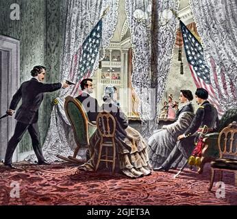 Mord an Abraham Lincoln. Die Abbildung zeigt John Wilkes Booth, der sich nach vorne lehnt, um Präsident Abraham Lincoln zu schießen, während er „unseren amerikanischen Cousin“ im Ford's Theatre in Washington, D.C. am 14. April 1865 beobachtet Stockfoto