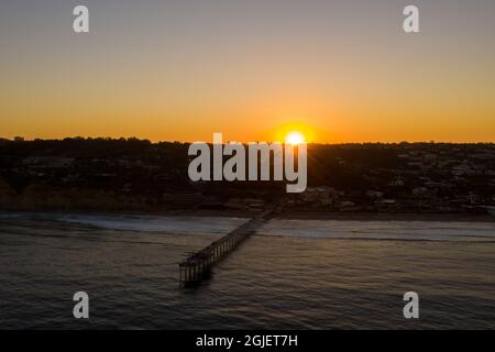 Wunderschöner Sonnenaufgang mit einem Sonnenstern hinter dem Scripps Pier Stockfoto