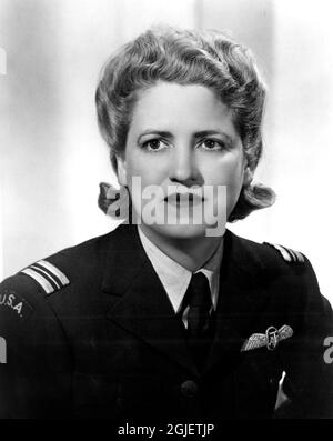 Porträt der amerikanischen Luftfahrtpionierin Jacqueline Cochran (1906-1980) in der Lufttransport-Hilfsuniform, 1942. Stockfoto