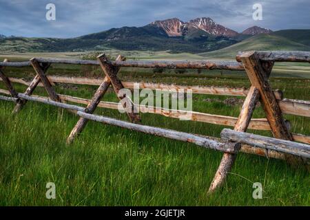 USA, Montana. Split Rail Zaun und Rocky Mountains. Kredit als: Dennis Flaherty / Jaynes Gallery / DanitaDelimont.com Stockfoto