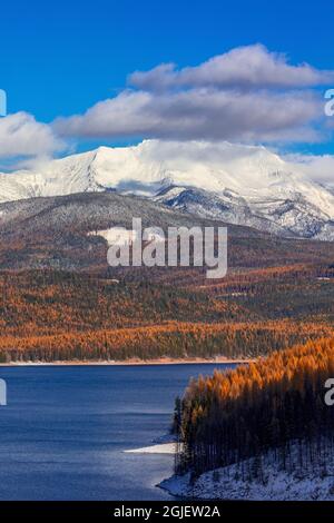 Hungry Horse Reservoir im Herbst mit Great Northern Mountain im Flathead National Forest, Montana, USA Stockfoto