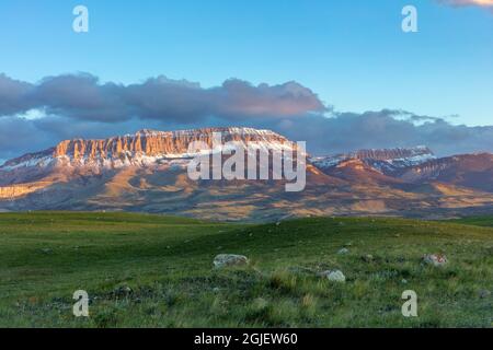 Farbenfrohe, verstreute Moräne mit Castle Reef entlang der Rocky Mountain Front in der Nähe von Augusta, Montana, USA Stockfoto