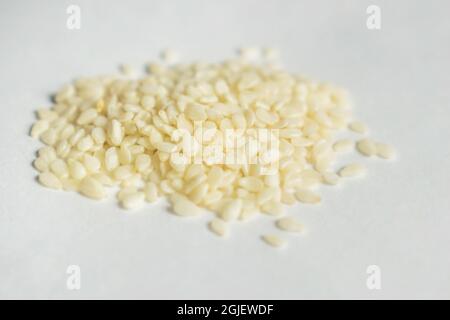 Weiße Sesamsamen sind flache, birnenförmige Samen mit einer cremefarbenen Farbe Stockfoto