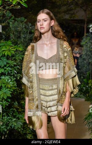 New York, Usa. September 2021. Ein Model läuft auf der PatBo Fashion Show während der NYFW (New York Fashion Week) auf dem Laufsteg. Die Shows im Le Pavillon in New York City. Kredit: SOPA Images Limited/Alamy Live Nachrichten Stockfoto