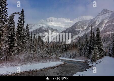 McDonald Creek mit Gartenmauer im Winter im Glacier National Park, Montana, USA Stockfoto