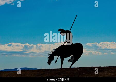 USA, New Mexico, Shiprock, Metal Silhouette of Sculpture End of the Trail, American Indian on Horseback Stockfoto